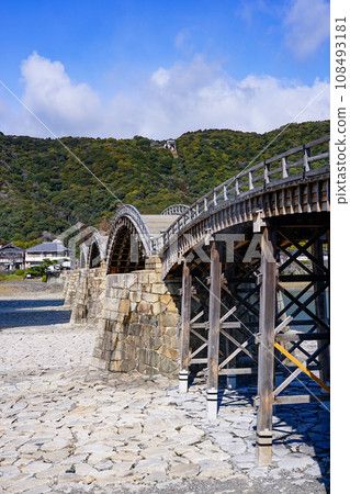春天藍天的錦帶橋(山口縣岩國市) 春天藍天的錦帶橋(山口縣岩國市) 108493181