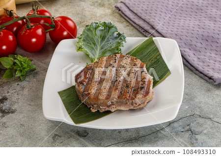 Grilled tuna medallion in the plate Grilled tuna medallion in the plate 108493310