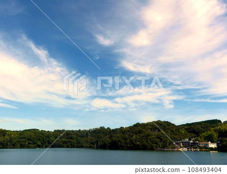 初秋的一碧湖,秋天還沒到來的時候。 初秋的一碧湖,秋天還沒到來的時候。 108493404