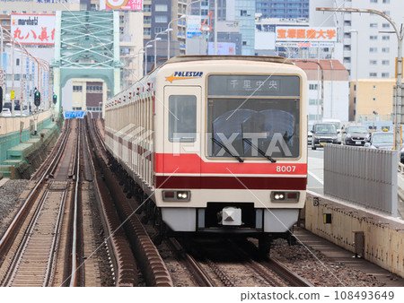 北大阪急行8000系列列車在西中島南方站附近運行 北大阪急行8000系列列車在西中島南方站附近運行 108493649