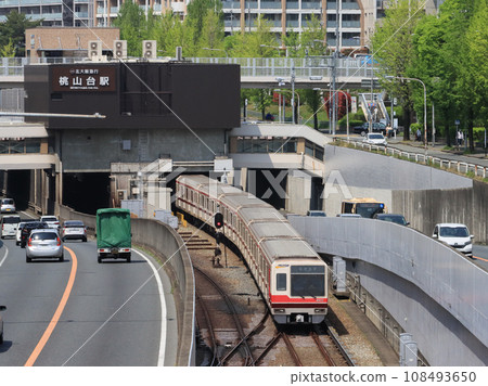 桃山台站附近運行的北大阪急行8000系列列車 桃山台站附近運行的北大阪急行8000系列列車 108493650