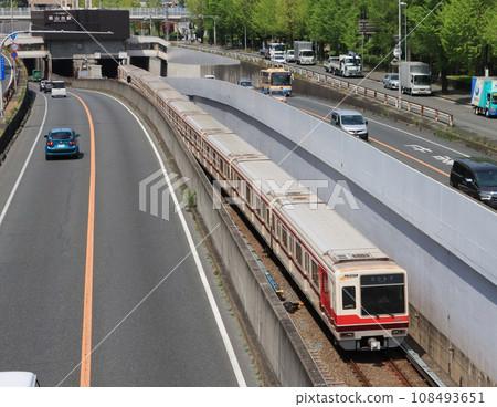 桃山台站附近運行的北大阪急行8000系列列車 桃山台站附近運行的北大阪急行8000系列列車 108493651