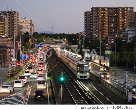 黃昏時分在千里中央站附近行駛的北大阪急行 9000 系列列車 黃昏時分在千里中央站附近行駛的北大阪急行 9000 系列列車 108493652