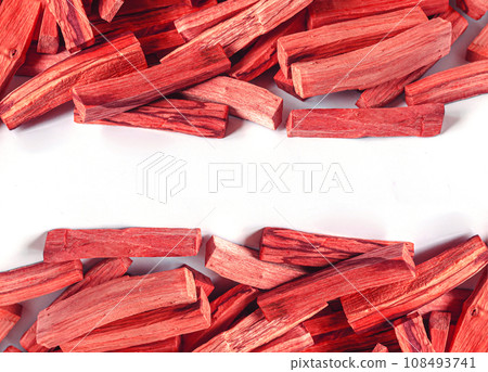 Background of red sandalwood sandal for aromatherapy and perfumes 108493741