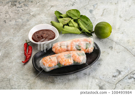 Vietnamese spring roll with prawn 108493984