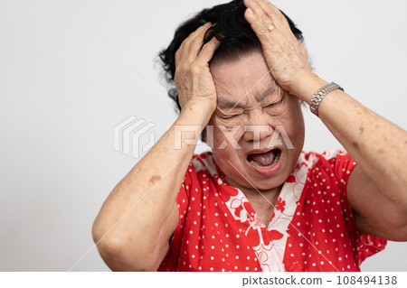 A senior woman who has a severe headache suffers from a stroke ,brain disease,patient holding head with her hand,suffering from senile dementia,memory disorders, confused old elderly with Alzheimer 108494138