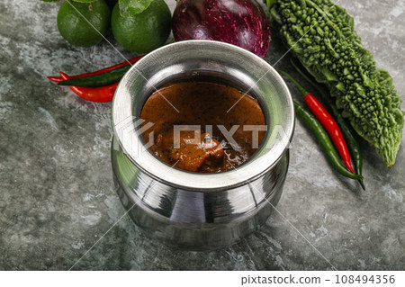 Indian cuisine - chicken curry with spices 108494356