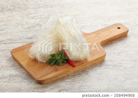 Raw cellophane noodles for bowling 108494908