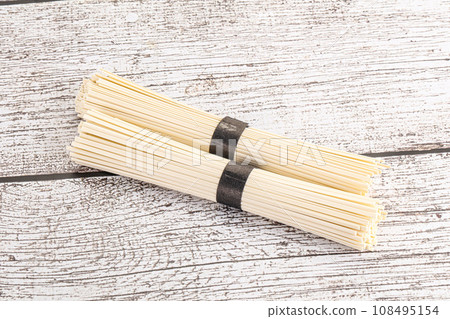 Asian cuisine - raw udon noodle 108495154
