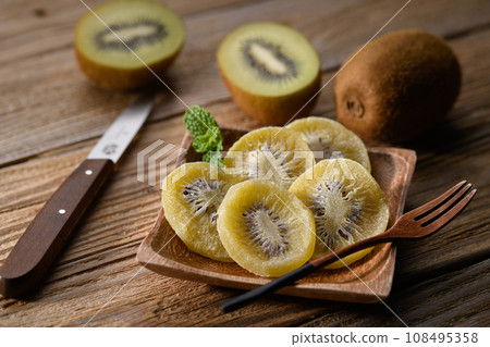 Dry kiwi 108495358