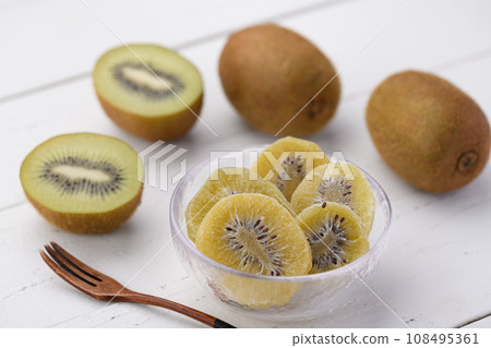 Dry kiwi 108495361