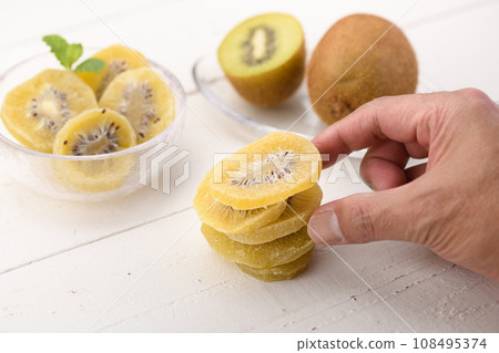Dry kiwi 108495374