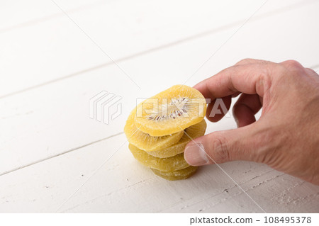 Dry kiwi 108495378