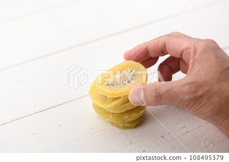 Dry kiwi 108495379