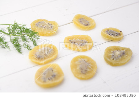 Dry kiwi 108495380