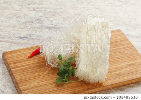Raw cellophane noodles for bowling 108495630