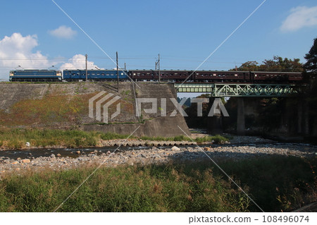 EL Gunmayokokawa towed by EF65-501 running in the blue sky_Photographed on October 28, 2023 108496074