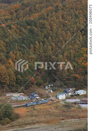 Koumi Line "HIGH RAIL 1375" running slowly through the red burning Yatsugatake_Photo taken on October 28, 2023 108496075