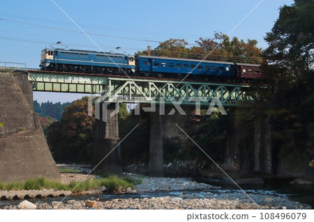 EL群馬橫川拖著EF65-501穿越復古鐵橋_拍攝於2023年10月28日 108496079