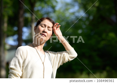 高級婦女被陽光弄瞎了眼睛 108496561