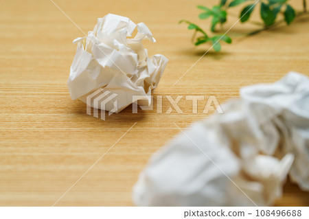 捲起的廢紙 捲起的廢紙 108496688