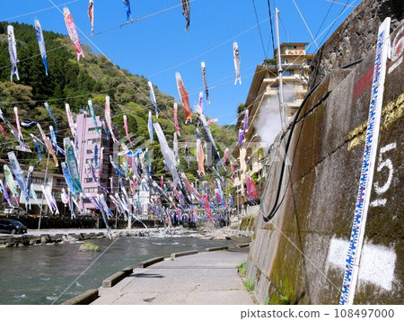 Spring in Oguni Town, Tsuetate Onsen and carp streamers (Kumamoto Prefecture) Spring in Oguni Town, Tsuetate Onsen and carp streamers (Kumamoto Prefecture) 108497000