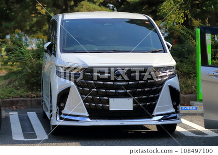 Minivan image Minivan image 108497100