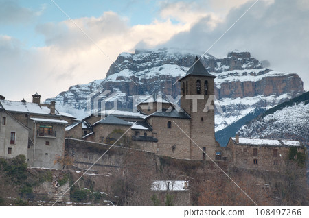 Torla village and Mondarruego cliff. Torla village and Mondarruego cliff. 108497266