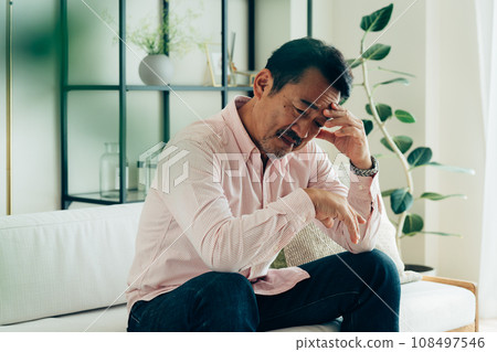客廳裡一位中年男子憂心忡忡 108497546