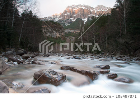 Ara River and Mondarruego cliff. 108497871