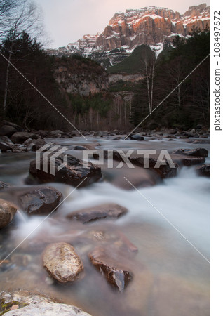 Ara River and Mondarruego cliff. Ara River and Mondarruego cliff. 108497872