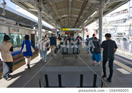 [大阪府]10月，車站內 108498005