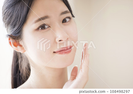 皮膚護理美容形象年輕女性撫摸她的臉頰 108498297