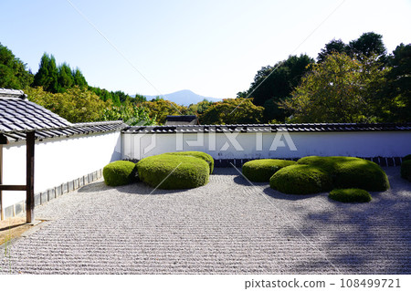 Shodenji Temple, Kyoto (front garden of the Hojo, Karesansui, garden with a borrowed view of Mt. Hiei) 108499721