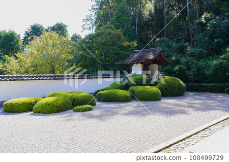 Shodenji Temple, Kyoto (front garden of the Hojo, Karesansui, garden with a borrowed view of Mt. Hiei) 108499729