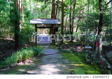 Shodenji Temple, Kyoto (front garden of the Hojo, Karesansui, garden with a borrowed view of Mt. Hiei) 108499757