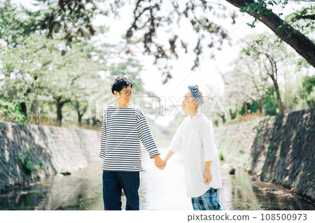 情侶牽手過河 108500973