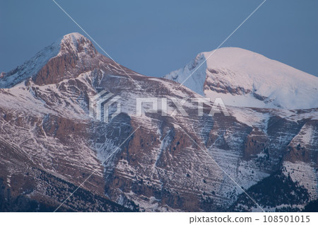 Peaks of the Ordesa and Monte Perdido National Park. 108501015