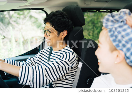 一對夫婦開車 108501225