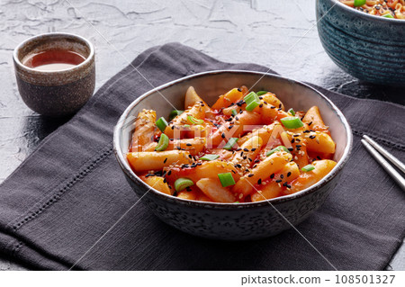 Tteokbokki or topokki, Korean street food, spicy rice cakes 108501327