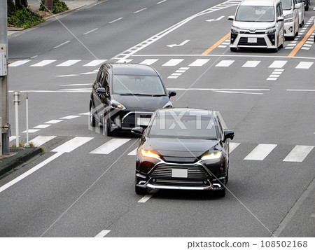 一輛汽車在十字路口右轉 一輛汽車在十字路口右轉 108502168
