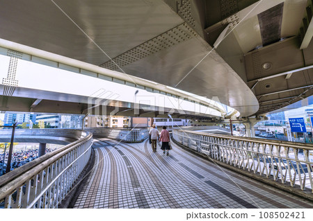Japan's Yokohama cityscape "Takashima Pedestrian Bridge" connecting Minato Mirai 21 district 108502421