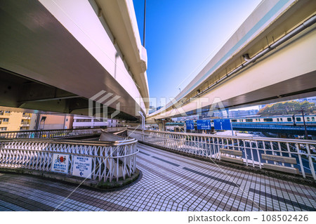 連接港未來21區的日本橫濱市景“高島步行橋” 連接港未來21區的日本橫濱市景“高島步行橋” 108502426
