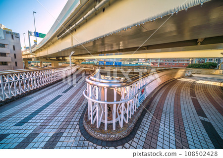 連接港未來21區的日本橫濱市景“高島步行橋” 連接港未來21區的日本橫濱市景“高島步行橋” 108502428