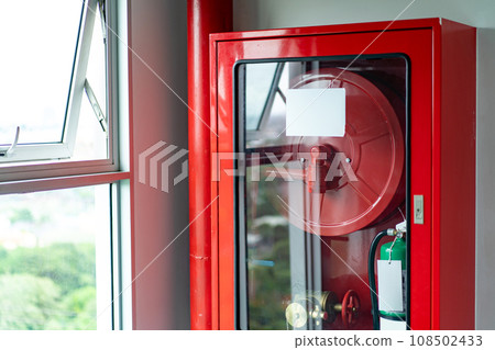 Cabinets of fire protection set is settled with the Emergency Fire Extinguisher and Rolled Pipe 108502433