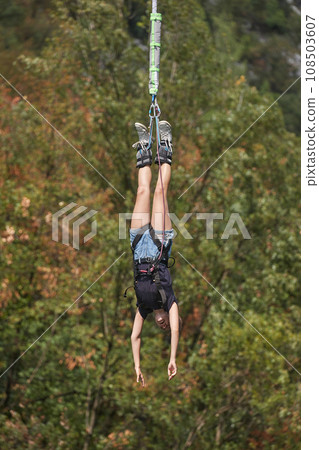 Bungee jumping young woman 108503607