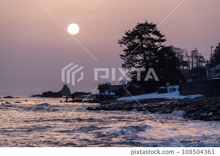 《Toyama Prefecture》Amaharashi Coast/Winter Dawn 108504361