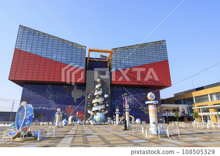 Minato Ward, Osaka City, Osaka Aquarium Kaiyukan shines against the blue sky 108505329