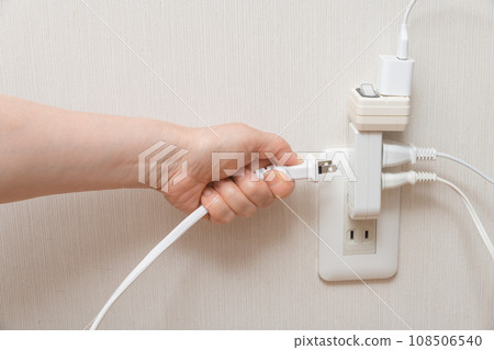 [Housewife who plugs in many outlets and uses multiple wiring] 108506540