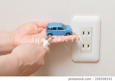 [Housewife charging an electric car] 108506541